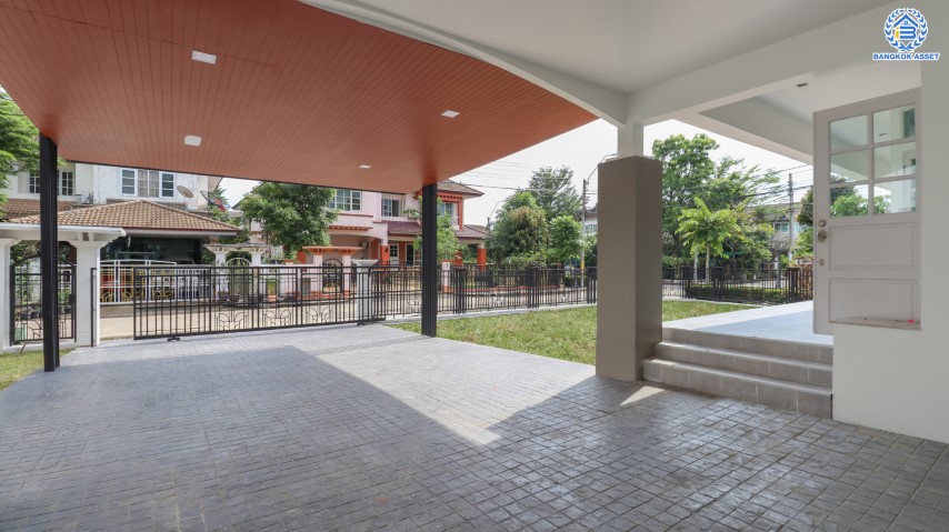 บ้านมือสองตกแต่งใหม่ ม.ราชพฤกษ์ บางบอน 4 หลังมุม! บนเนื้อที่มากถึง 106.6 ตร.ว. ฟังก์ชัน 3 ห้องนอน 4 ห้องน้ำ 1 ห้องแม่บ้าน 4 ที่จอดรถ พื้นที่สนามหญ้าด้านข้างกว้างกว่าถึง 240 ตร.ม. บนทำเลคุณภาพ เชื่อมต่อหลายเส้นทาง ใกล้เดอะมอลล์บางแค จุดขึ้นทางด่วน "เพชรเกษม" และรถไฟฟ้า "สถานีหลักสอง"